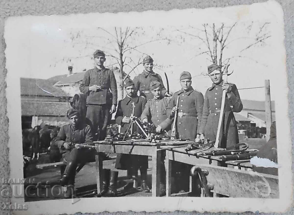 Стара военна малка снимка войници оръжие