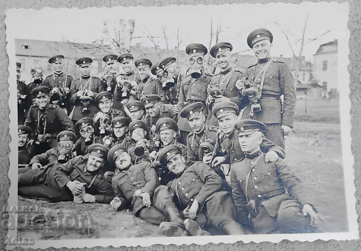 Стара военна малка снимка войници противогази
