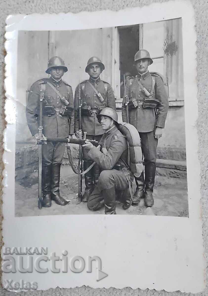Armă veche a soldaților cu fotografii militare mici