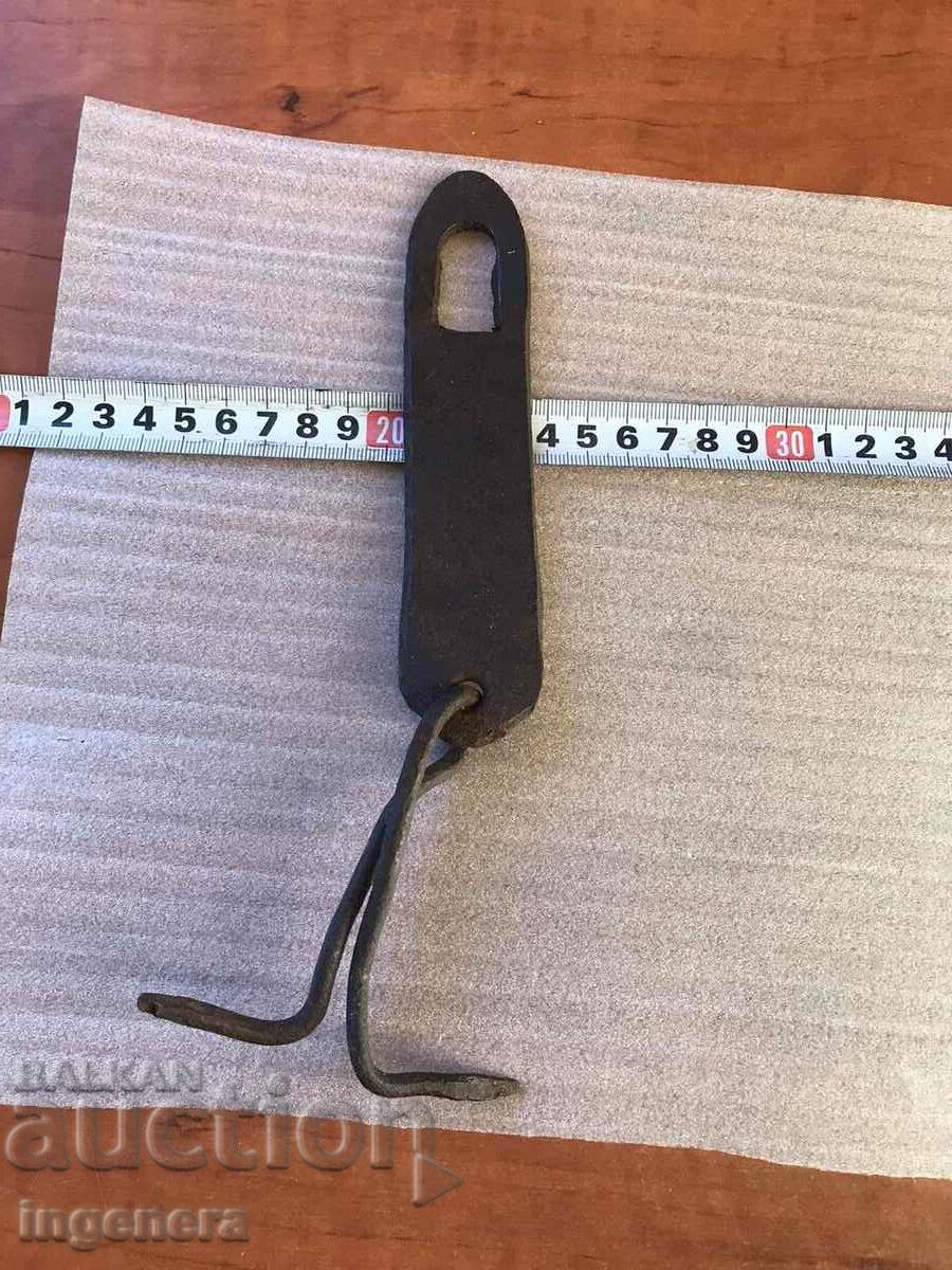OLD WROUGHT IRON LATCH LATCH with price 5.00 BGN | € 2.56 OLD WROUGHT IRON LATCH LATCH with price 5.00 BGN | € 2.56