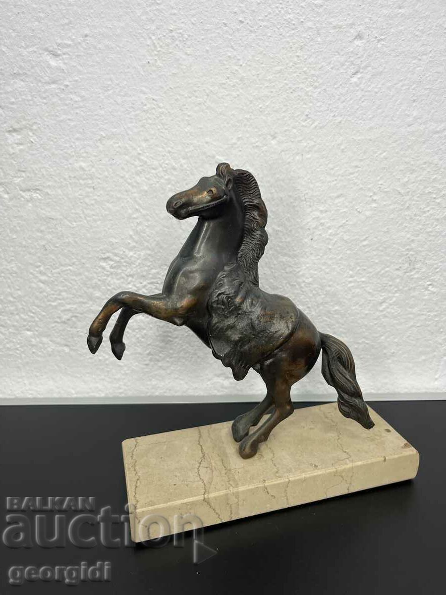 Statueta cu un cal de bronz pe un soclu de granit. #4906