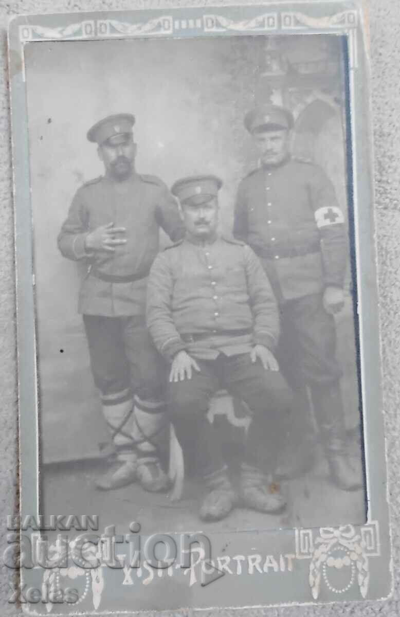 Стара военна твърда снимка войници 1915 Сърбия червен кръст