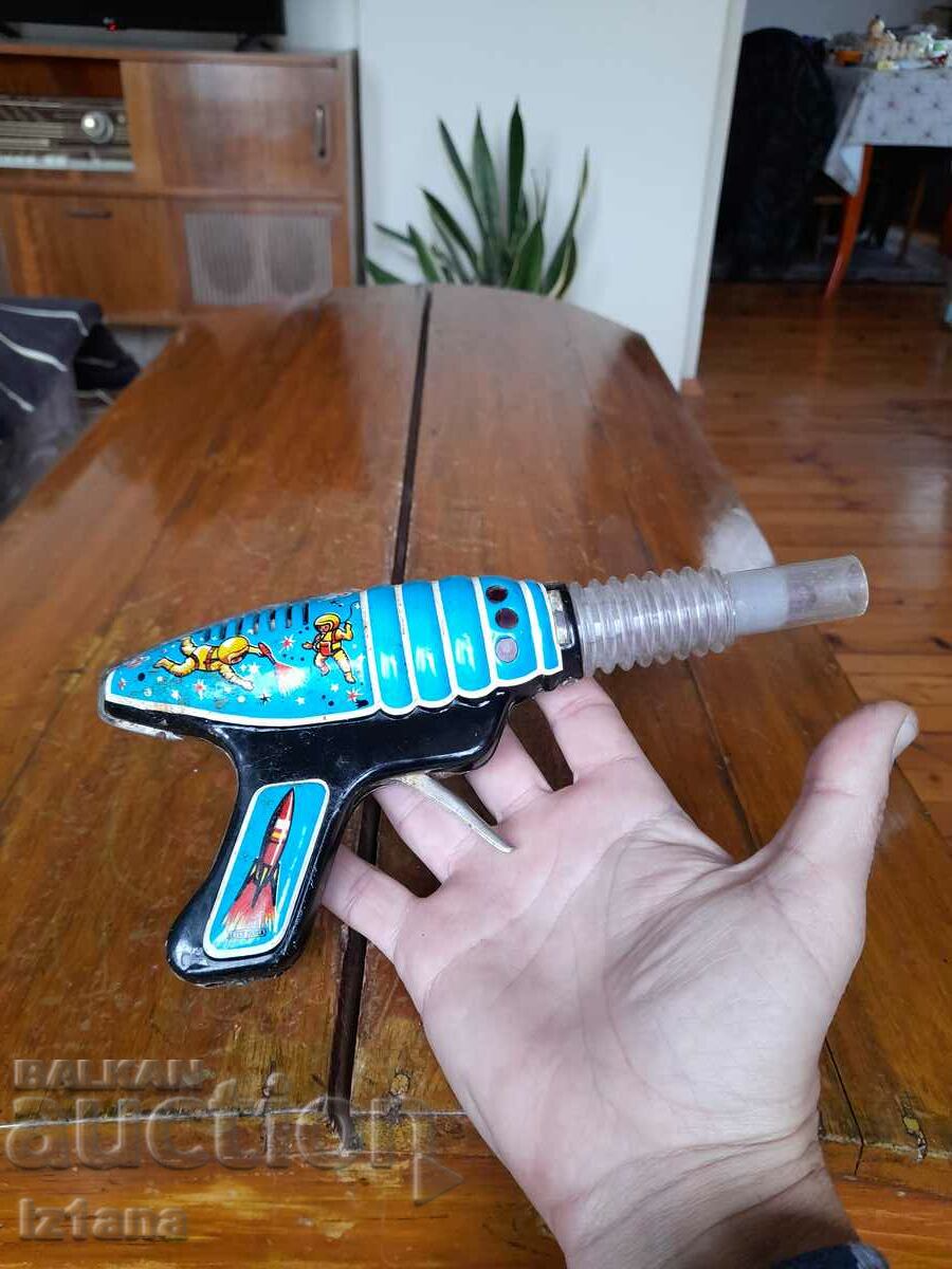 Delivery of An old children's gun Delivery of An old children's gun