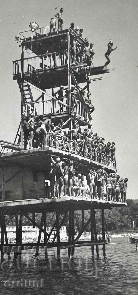 4066 Βουλγαρία Βάρνα Πύργος Στάλιν για άλμα στη θάλασσα στην παραλία με τιμή 15.00 BGN | € 7.67 4066 Βουλγαρία Βάρνα Πύργος Στάλιν για άλμα στη θάλασσα στην παραλία με τιμή 15.00 BGN | € 7.67