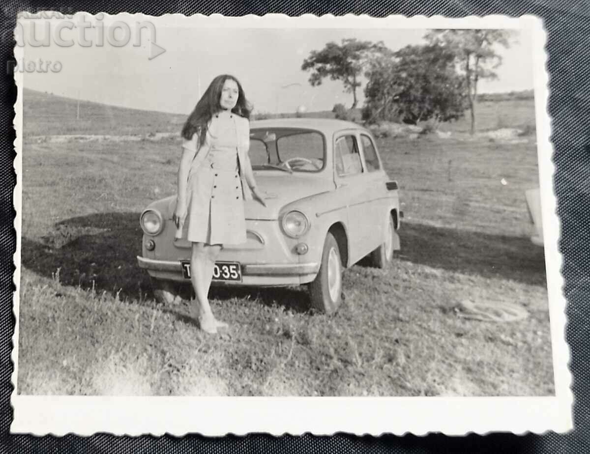 България Снимка млада жена с дълга черна коса пред стар ...