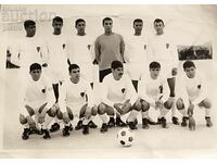 1968 Fotografie veche a echipei de fotbal cu autograf pe jos...