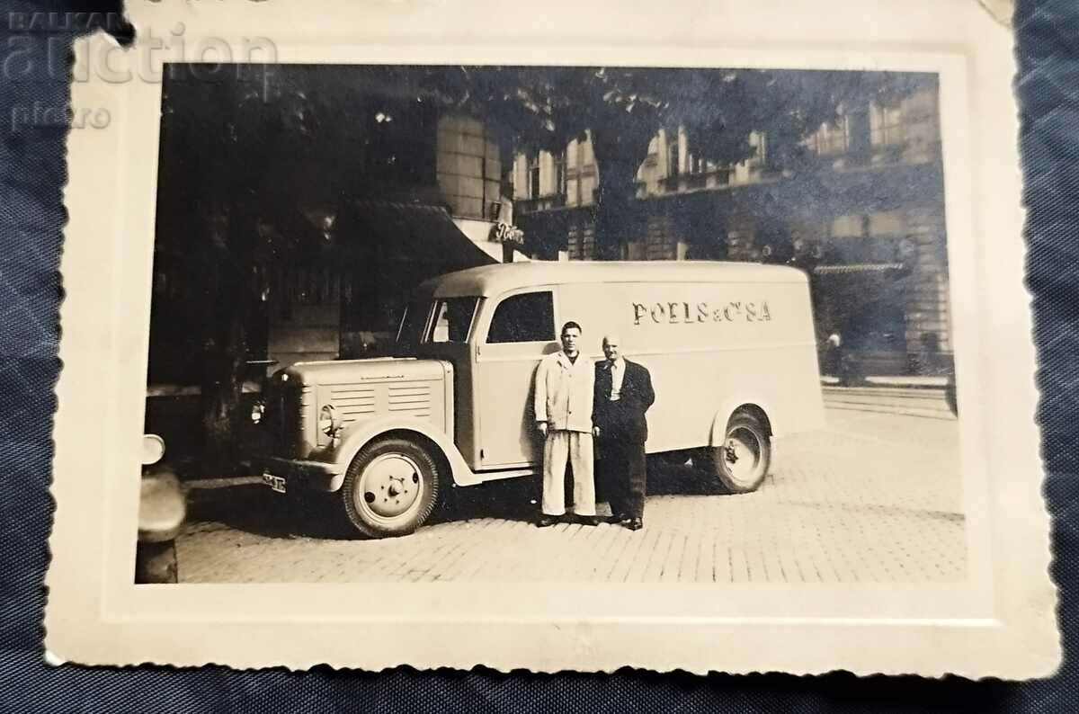 Fotografie veche - doi bărbați în fața unei mașini vechi de epocă