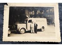 Παλιά φωτογραφία - δύο άνδρες μπροστά από ένα παλιό vintage αυτοκίνητο
