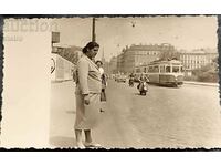 Австрия Виена Стара снимка - две жени изчакват трамвай ....