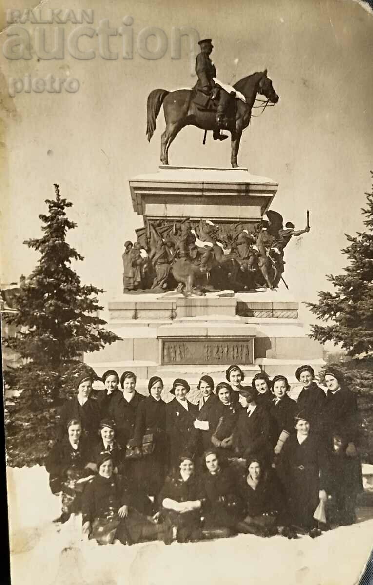 Βασίλειο της Βουλγαρίας Παλιά φωτογραφία μιας ομάδας μαθητών μπροστά από ένα μνημείο...