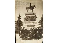 Regatul Bulgariei Fotografie veche a unui grup de școlari în fața unui memorial...