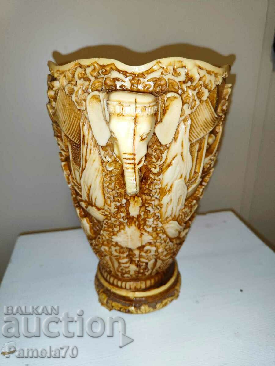 Азиатска ваза от алабастър с глави на слонове