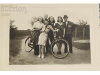 България Ретро снимка на група момичета и младежи с велос...