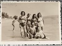 Bulgaria. Fotografie cu un grup de fete și bărbați tineri pe o plajă...