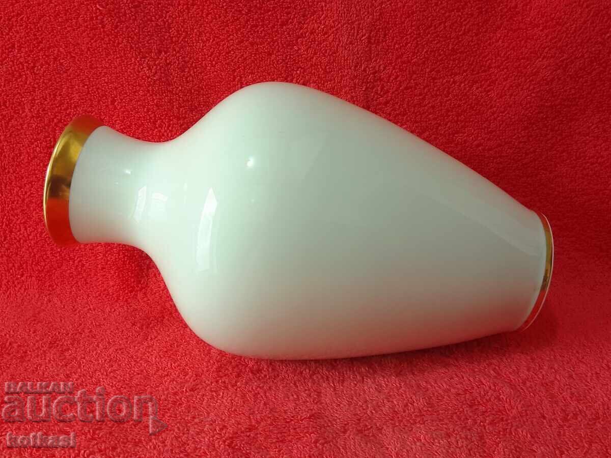 Delivery of Old porcelain vase alka kunst white gold edges