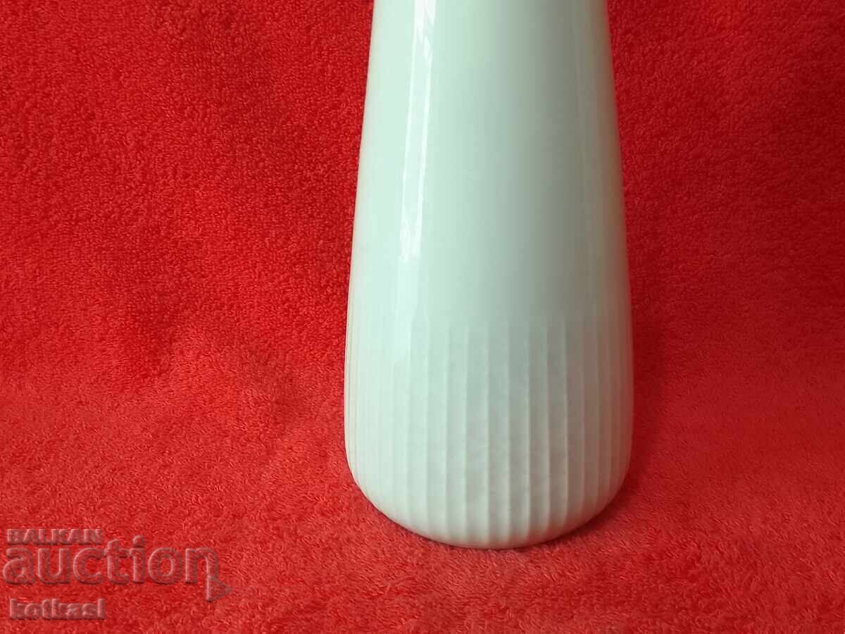 Vaza veche din portelan alb mitterteich Germania cu preț 8.50 BGN | € 4.35