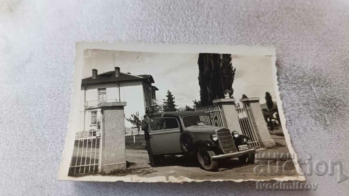 Photo A man with a retro car with registration number Vr 233