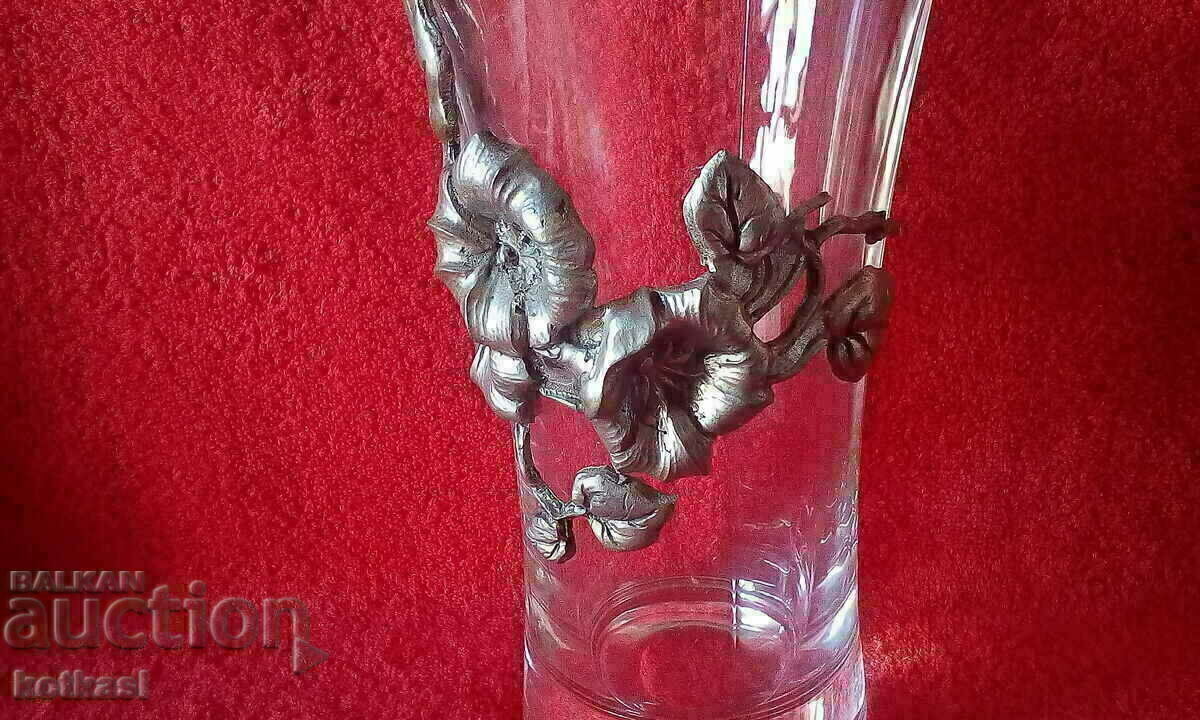 Παράδοση Παλιό μεγάλο βάζο από μασίφ κρύσταλλο διακοσμημένο Παράδοση Παλιό μεγάλο βάζο από μασίφ κρύσταλλο διακοσμημένο