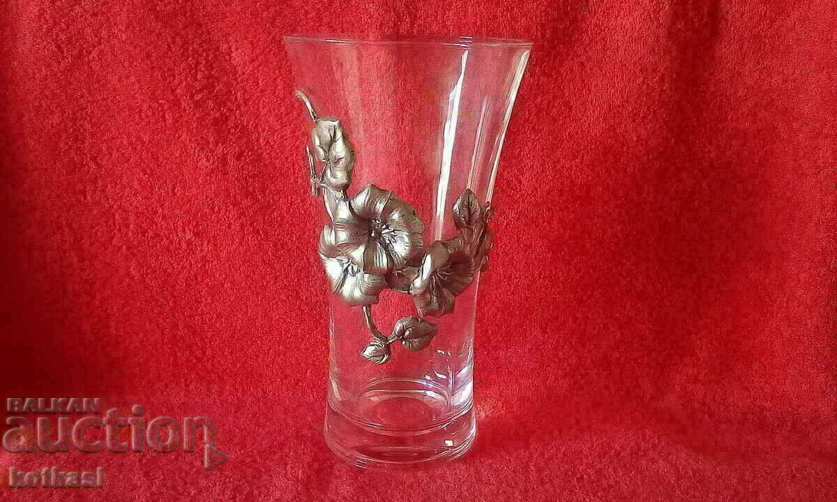 Παλιό μεγάλο βάζο από μασίφ κρύσταλλο διακοσμημένο Παλιό μεγάλο βάζο από μασίφ κρύσταλλο διακοσμημένο