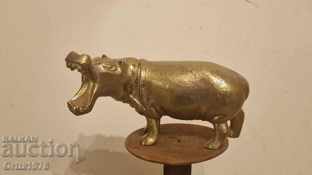 Доставка на Масивен метален хипопотам. Доставка на Масивен метален хипопотам.