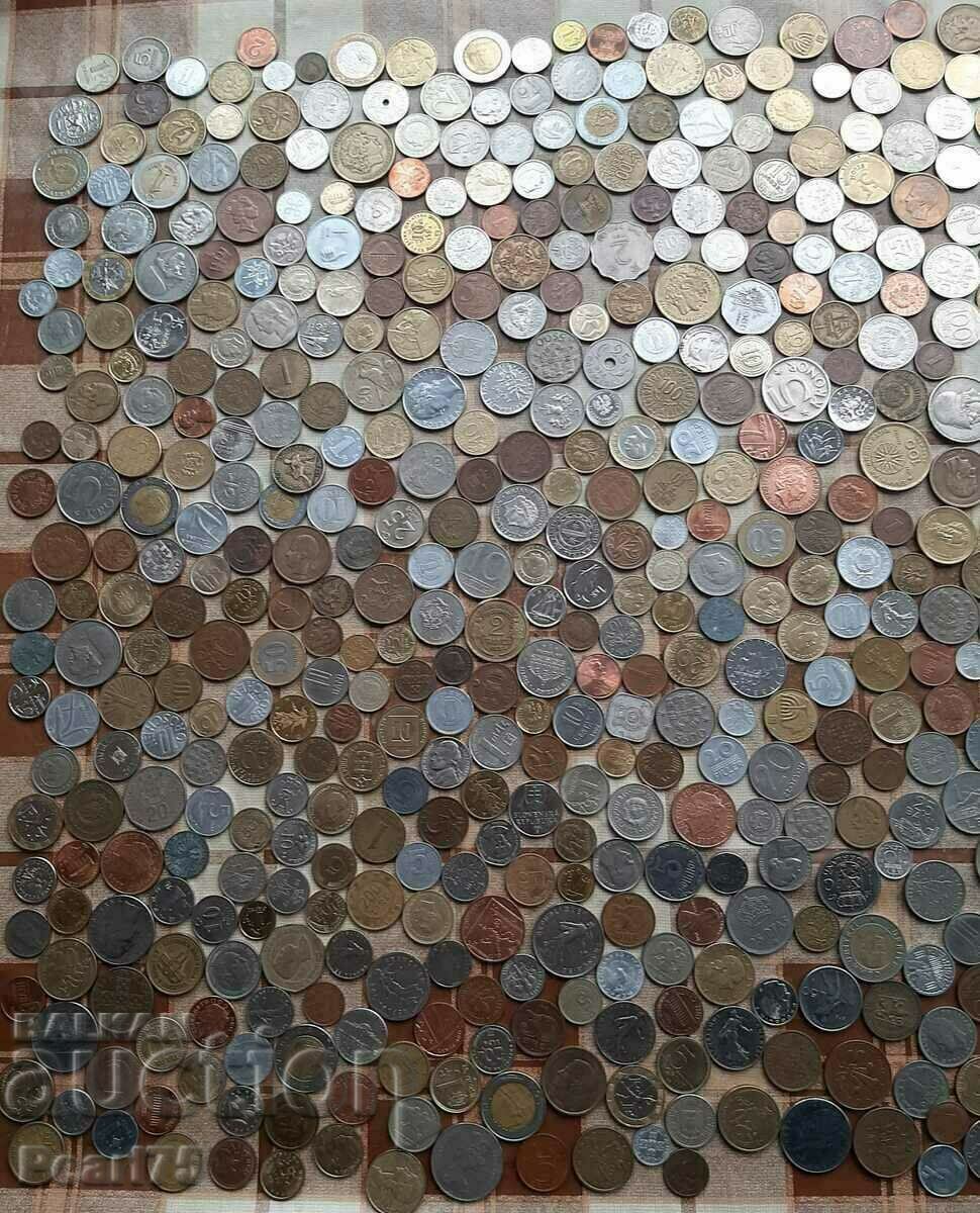 O mulțime uriașă de monede din 80 de țări