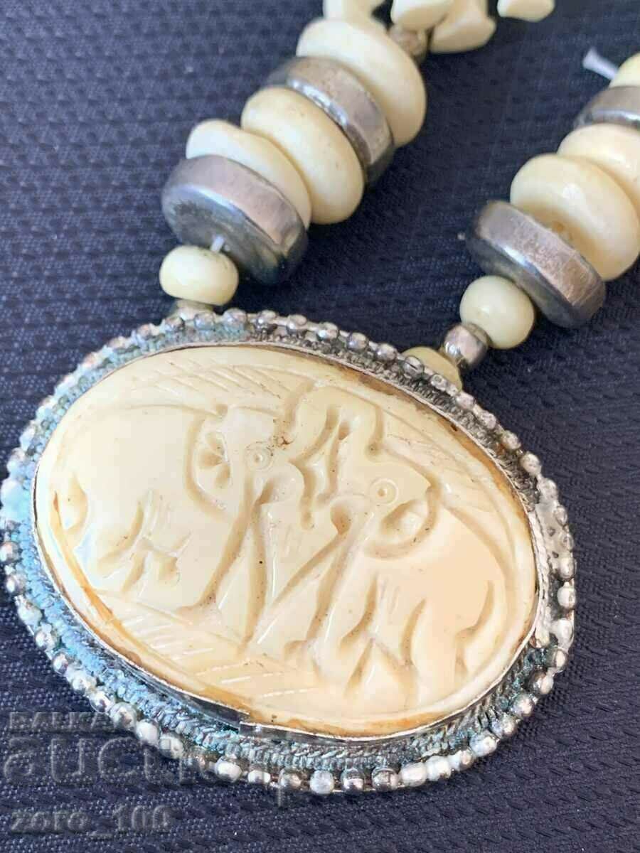 Delivery of Necklace, good imitation ivory Delivery of Necklace, good imitation ivory