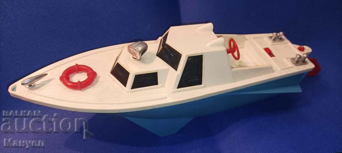 Стара играчка - моторна лодка