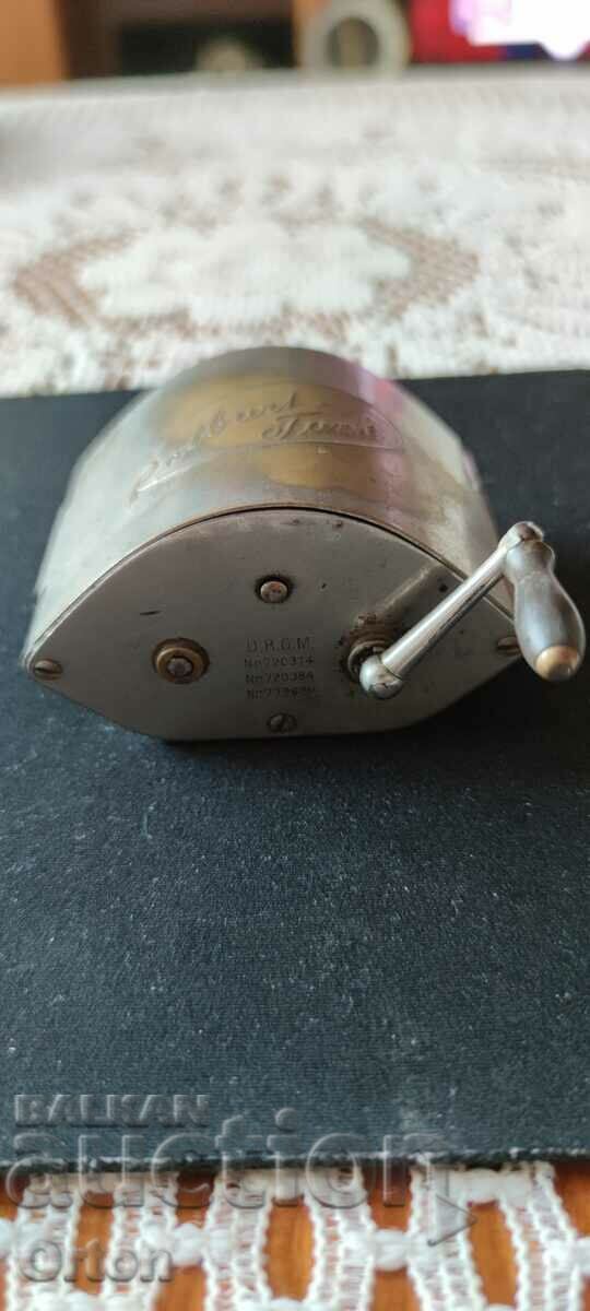 OLD RAZOR GRINDER - D.R.G.M - 6 OLD RAZOR GRINDER - D.R.G.M - 6