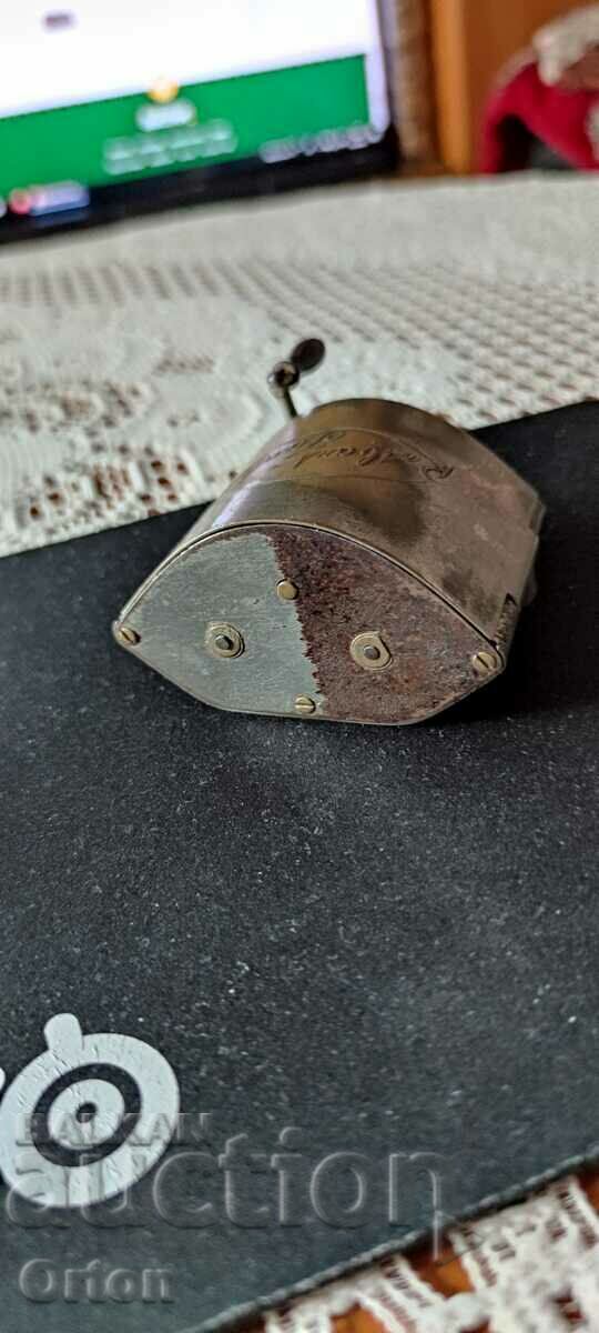 OLD RAZOR GRINDER - D.R.G.M - 7 OLD RAZOR GRINDER - D.R.G.M - 7