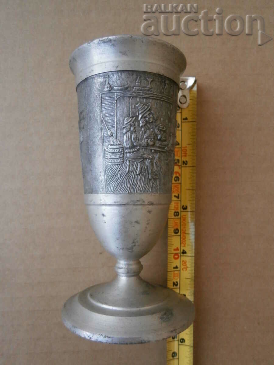 Delivery of retro vintage mug Delivery of retro vintage mug