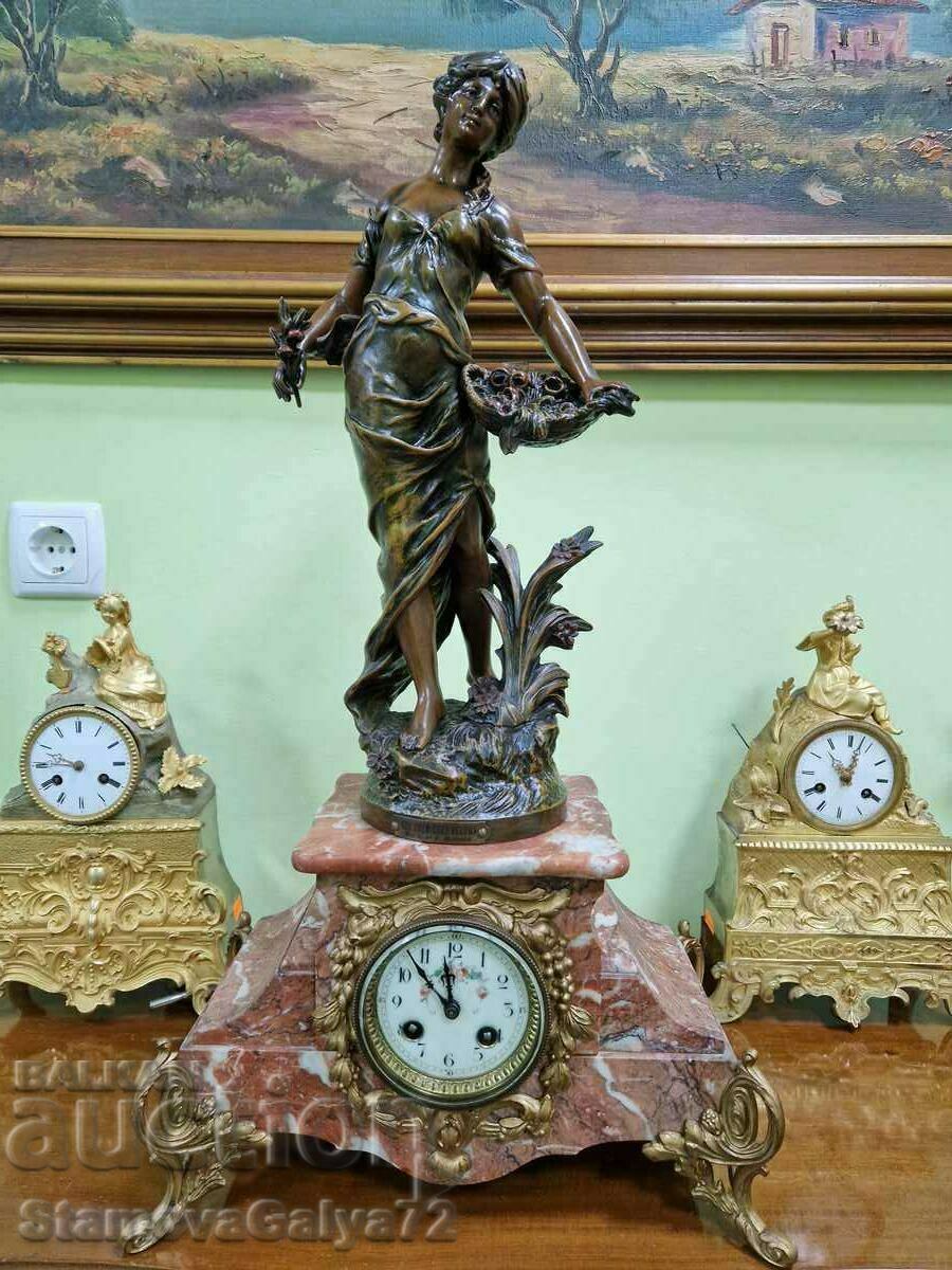 A lovely antique French mantel clock