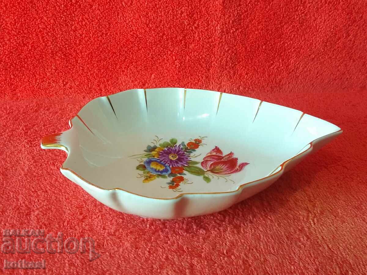 Παλιό πορσελάνινο μπολ Κ.Π.Μ. επιχρύσωση με τιμή 135.50 BGN | € 69.28 Παλιό πορσελάνινο μπολ Κ.Π.Μ. επιχρύσωση με τιμή 135.50 BGN | € 69.28