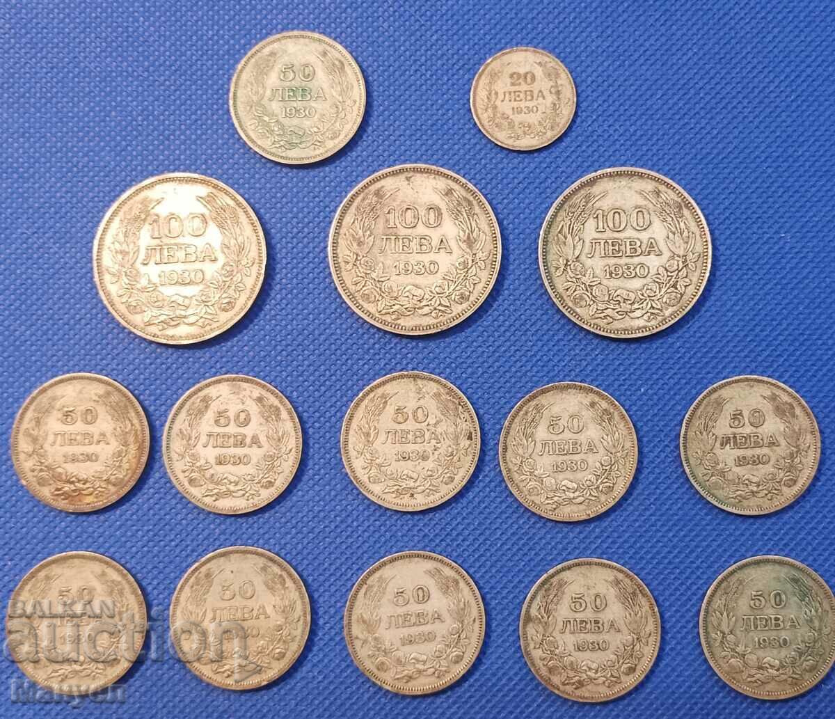Πολλά ασημένια βασιλικά νομίσματα.
