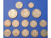 Πολλά ασημένια βασιλικά νομίσματα.
