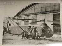 България Снимка - група военни, офицери стоят пред вертолет.