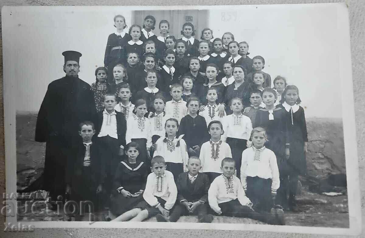 Стара снимка свещеник, поп, ученици 1930-те