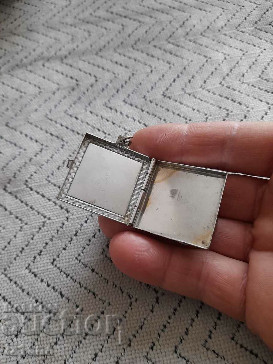 Auction An old key ring Auction An old key ring