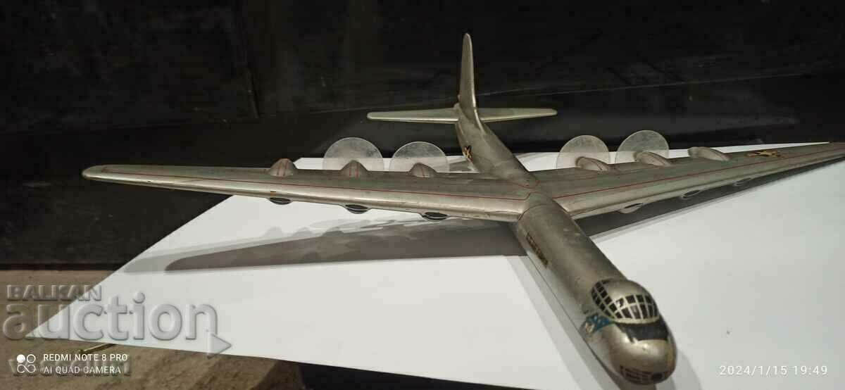 Μοναδικό μοντέλο βομβαρδιστικού αεροπλάνου από ξύλο