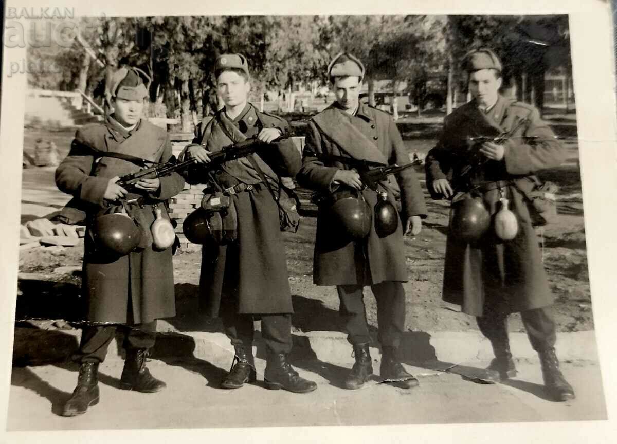 Снимка на група войници на служба.