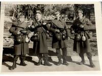 Fotografie cu un grup de soldați de serviciu.