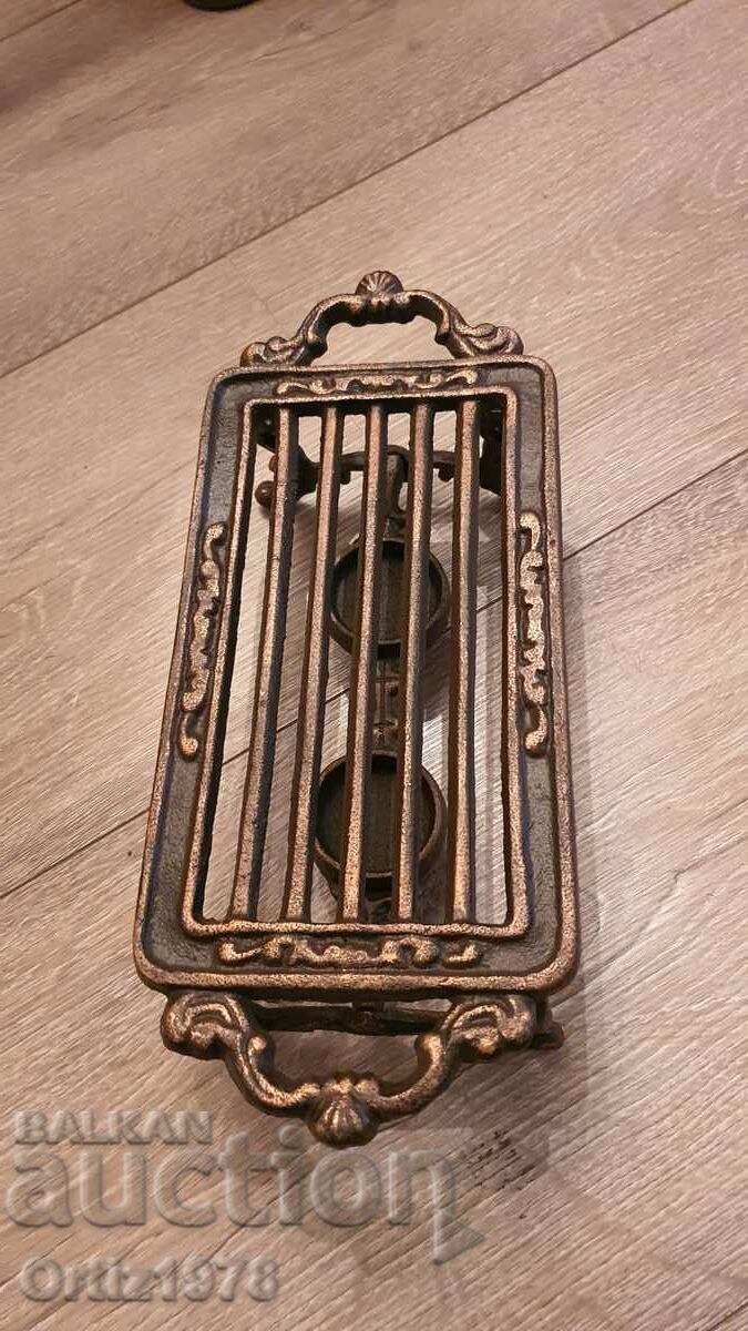 Аукцион Чугунена ретро решетка, поставка за подгряване, 30см–1.420кг Аукцион Чугунена ретро решетка, поставка за подгряване, 30см–1.420кг