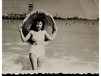 България Снимка - млада жена се къпе в морето с голяма ша...