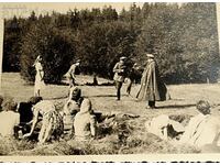 Fotografie Regatul Bulgariei - un grup de ofițeri la un picnic cu St...