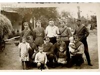 Царство България Стара снимка - войници със свойте деца пр..