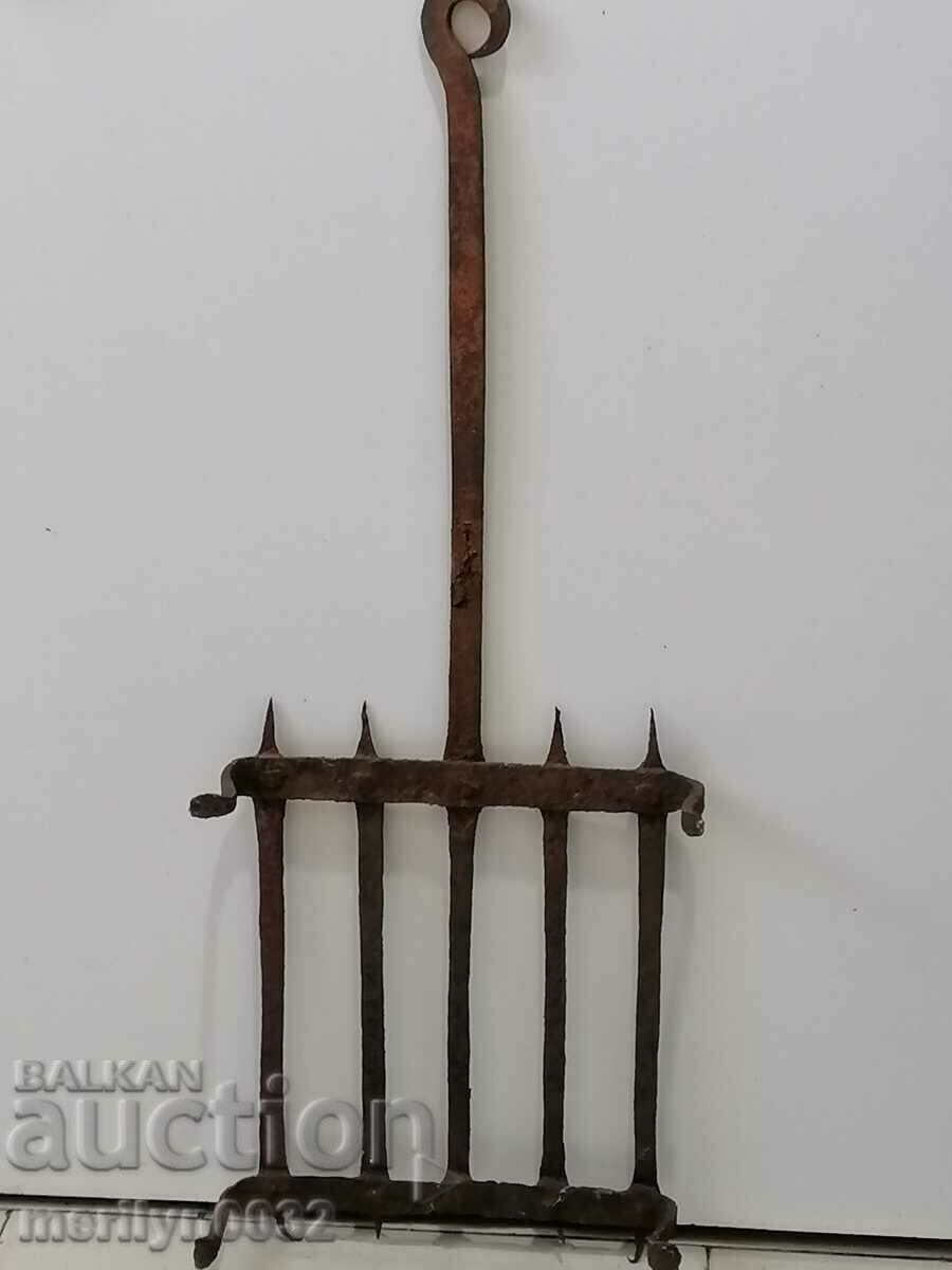 Delivery of Old metal grill pirustia wrought iron