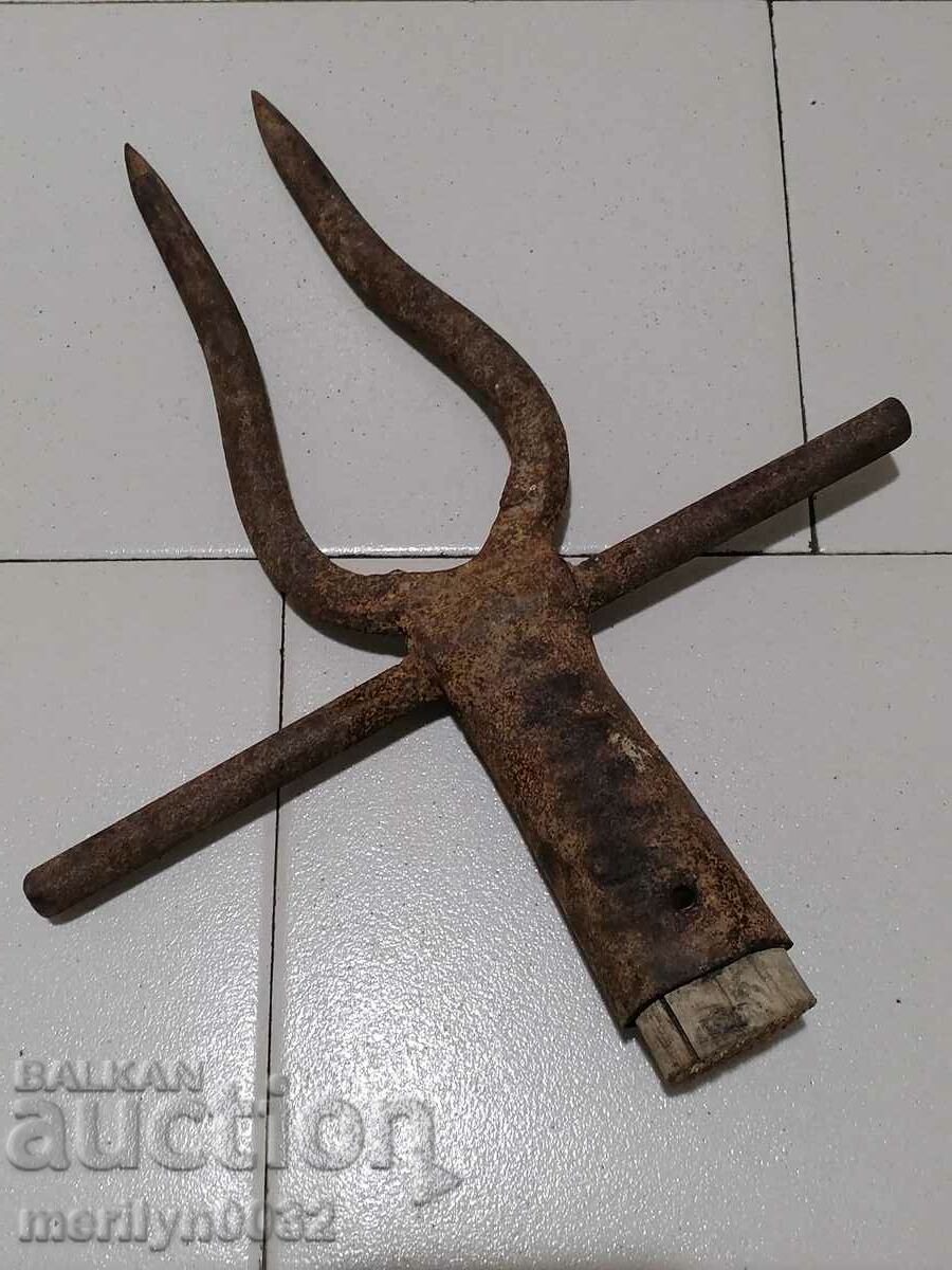 Binoculars, sugar beet picker, wrought iron with price 40.00 BGN | € 20.45 Binoculars, sugar beet picker, wrought iron with price 40.00 BGN | € 20.45