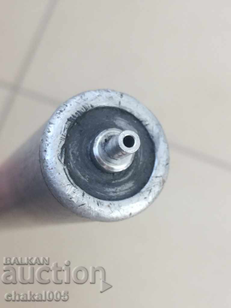 Pompă veche din aluminiu cu preț 10.00 BGN | € 5.11 Pompă veche din aluminiu cu preț 10.00 BGN | € 5.11