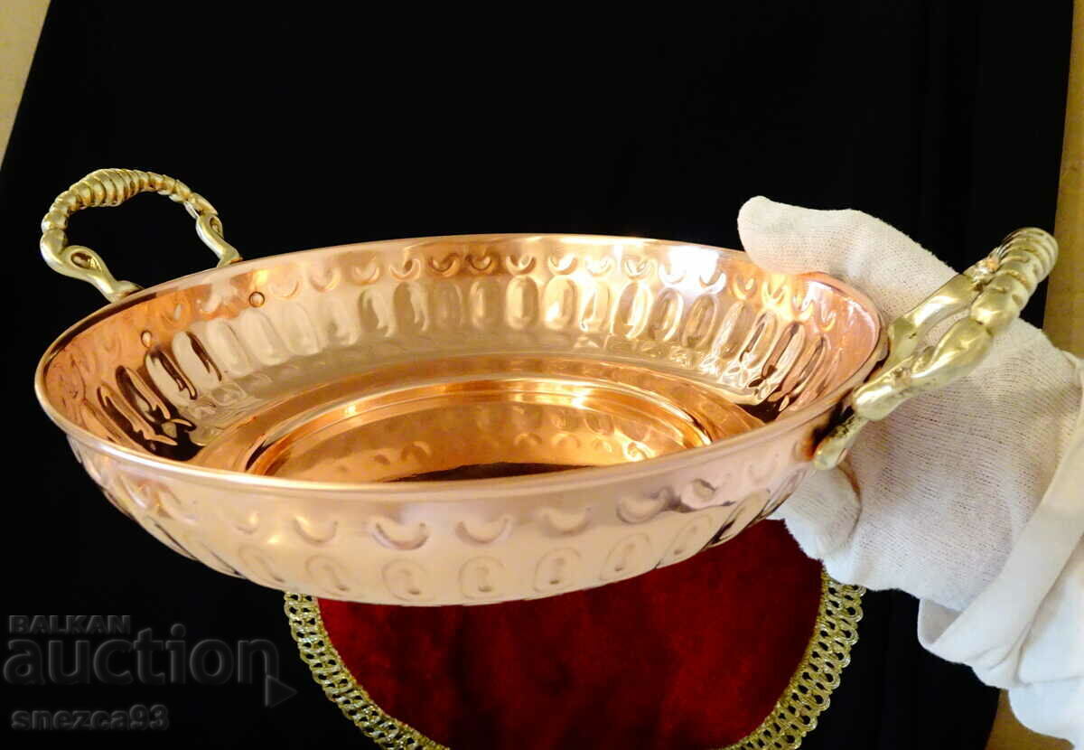 Delivery of Copper vessel, copper pan, bronze handles, relief. Delivery of Copper vessel, copper pan, bronze handles, relief.