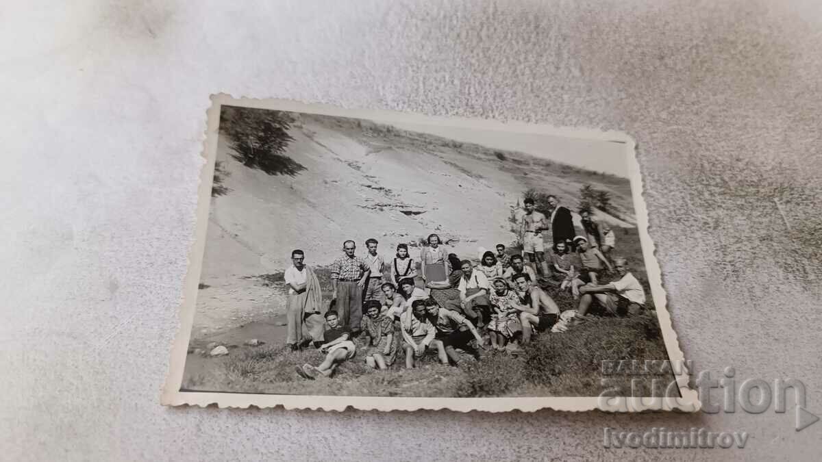 Снимка Шуменъ Мъже и жени в местността Теке дере 1942