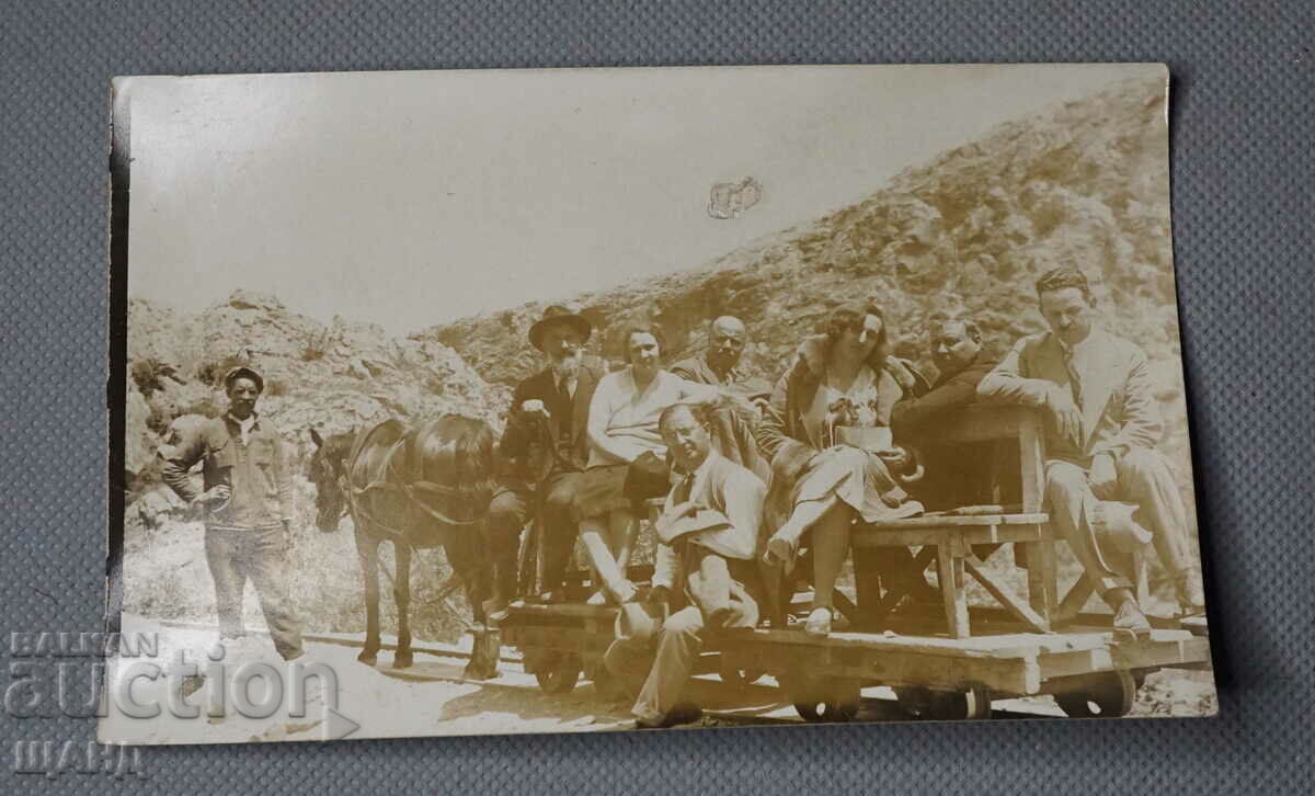 1931 Φωτογραφία καρτ ποστάλ ενός αλόγου που τραβάει ανθρώπους με βαγόνι τρένου